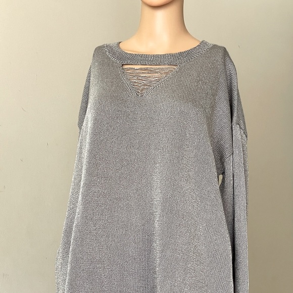 CCO PRICE DROP 🔥🔥 Lane Bryant Cut Out Relaxed Fit Gray Top Size 18/20 - Picture 2 of 7